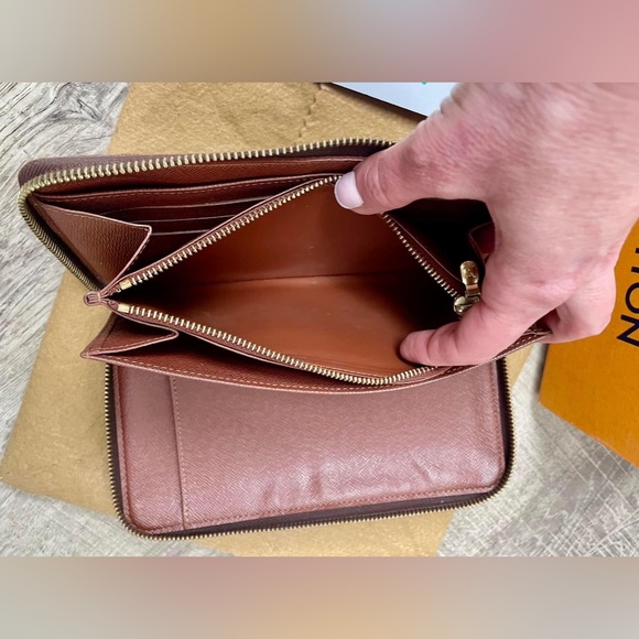 Louis Vuitton's iconic Zippy Organizer wallet in historic Monogram canvas - Picture 4 of 15